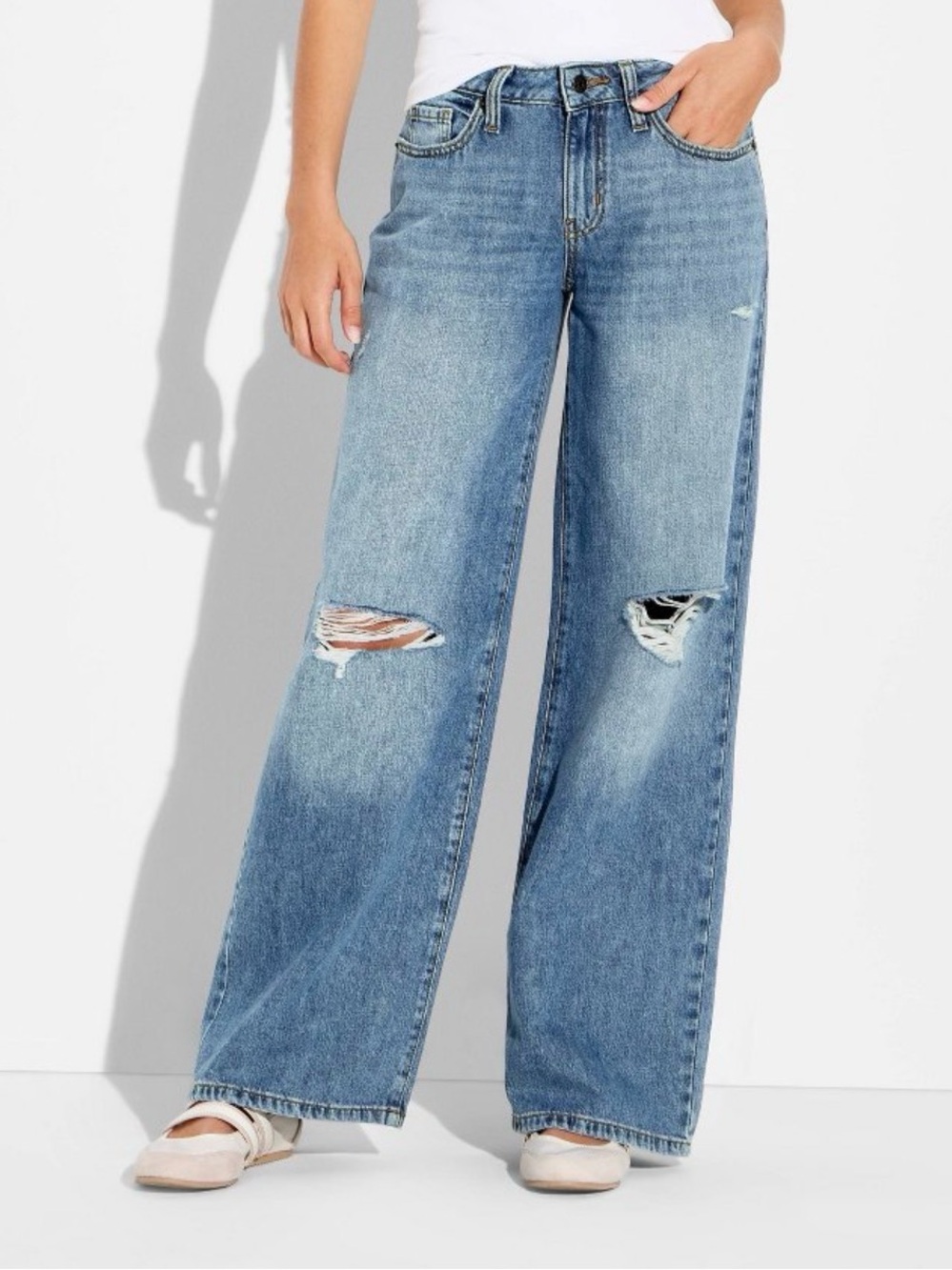 Wild Fable Women's Low-Rise Baggy Jeans
Dark Wash
Size 4
New with Tag